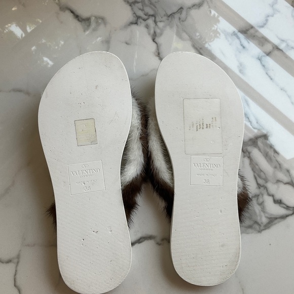 Valentino Garavani mink fur flip flops. Size 36. - Picture 5 of 5